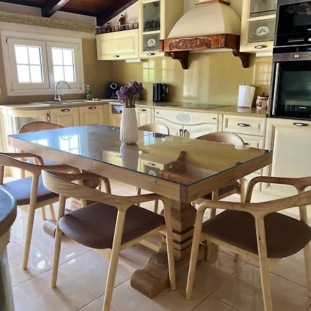 בית נופש Liberis Loft ארגוסטולי
